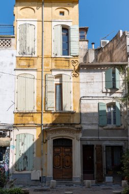 Antik Fransız kenti Arles 'deki eski dar sokakları ve evleri, Provence' deki turistik yerleri, Roma harabeleri, Bouches-du-Rhone, Fransa