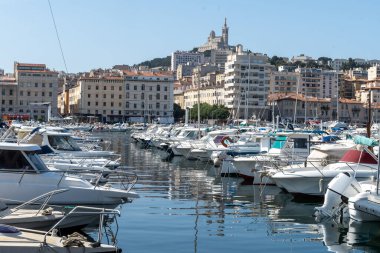 Marsilya 'nın eski limanında ve teknelerinde, Fransa' da, turistlerin uğrak yerlerinde
