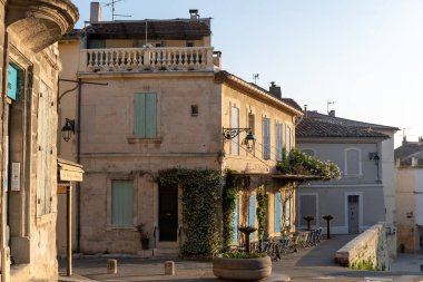 Antik Fransız kenti Arles 'teki eski dar sokaklar ve evler, Roma harabeleri, Bouches-du-Rhone, Fransa' nın turistik varış yeri