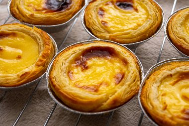 Portekiz 'in geleneksel tatlı tatlısı Pastel de nata yumurtalı kremalı tart pastası.