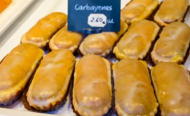 Esnaf İspanyol şekerleme dükkanında sergilenmekte olan taze hamur işleri ve tatlılar.