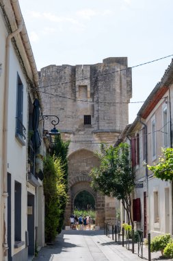 Eski sokaklar, kale duvarları ve eski Fransız kasabası Aigues-Mortes 'teki evler, kare kale, Gard, Occitaine, Fransa' daki turistik yerler