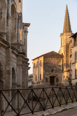 Eski dar sokaklar ve antik Fransız kenti Arles 'deki Roma Arena' nın manzarası, Roma harabeleri, Bouches-du-Rhone, Fransa