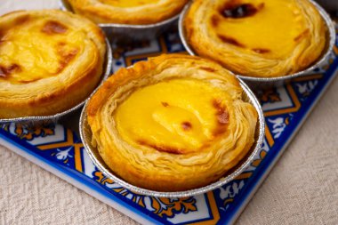 Portekiz 'in geleneksel tatlı tatlısı Pastel de nata yumurtalı kremalı tart pastası.