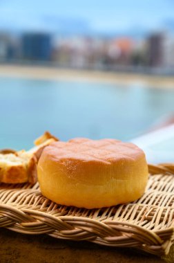 Pria, Asturias 'tan İspanyol füme inek peyniri, San Lorenzo plajında ve Gijon' da gezinti alanında manzaralı servis edildi.