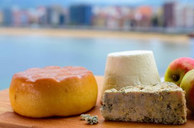 Asturian peynirleri, Pria 'dan tütsülenmiş inek peyniri, Arenas' tan mavi peynir ve Pitu, Asturias 'tan beyaz rebollin, İspanya' nın Gijon kentindeki San Lorenzo plajında servis edildi.