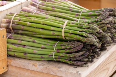 Fransa 'nın Arles kentindeki Fransız Provencal çiftçi pazarında satılık taze çiğ organik kuşkonmaz sebzeleri.