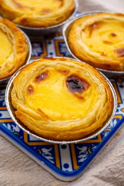 Portekiz 'in geleneksel tatlı tatlısı Pastel de nata yumurtalı kremalı tart pastası.