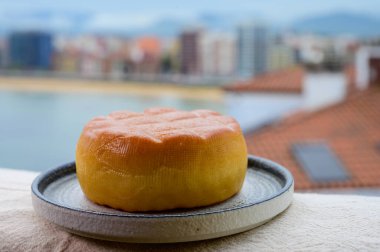 Pria, Asturias 'tan İspanyol füme inek peyniri, San Lorenzo plajında ve Gijon' da gezinti alanında manzaralı servis edildi.