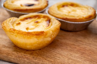 Portekiz 'in geleneksel tatlı tatlısı Pastel de nata yumurtalı kremalı tart pastası.