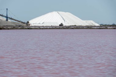 Tuz fabrikası, Camagrue deniz tuzu ve pembe tuzlu gölleri olan sanayi tesisi, Güney Fransa 'nın Aigues-Mortes, Gard, Occitania bölgesi