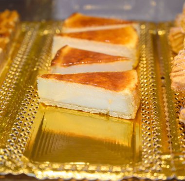 İspanyol esnaf dükkanında taze fırınlanmış hamur işleri ve tatlılar sergileniyor.