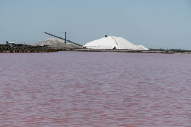 Tuz fabrikası, Camagrue deniz tuzu ve pembe tuzlu gölleri olan sanayi tesisi, Güney Fransa 'nın Aigues-Mortes, Gard, Occitania bölgesi