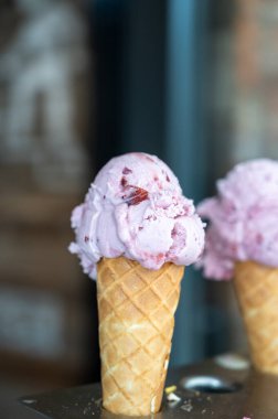 Güneşli bir günde taze İtalyan dondurması yemek, yaz tatili.