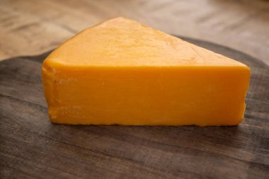 Peynir koleksiyonu, Somerset 'te inek sütünden yapılmış bir parça olgun İngiliz sarı çedar peyniri.