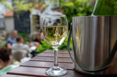 Arkadaşlarla soğuk beyaz şarap içmek, açık terasta, yaz tatili, kapanış.