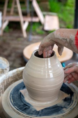 Hollanda 'da atölye çalışması sırasında çömlekçi çarkında çamur tenceresi yapmak