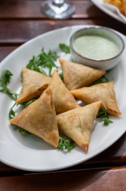 Geleneksel Orta Doğu atıştırmalıkları nane soslu doldurulmuş sebzeli samosa turtaları.