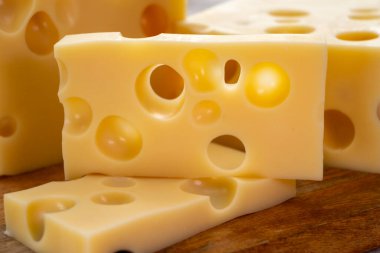 Peynir koleksiyonu, bir kalıp Fransız sert peyniri ve delikli kapatıcı.