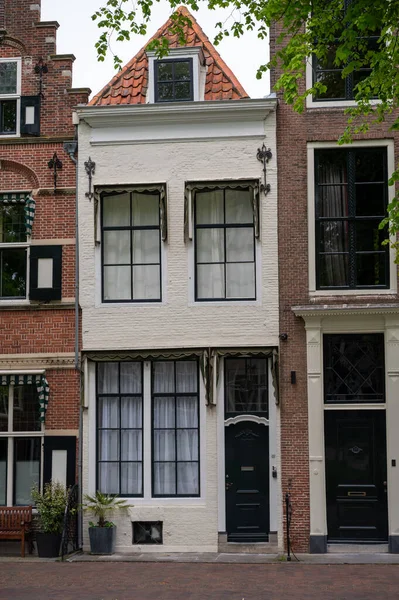 Wandelen Oude Nederlandse Stad Zierikzee Met Oude Huisjes Smalle Straatjes — Stockfoto