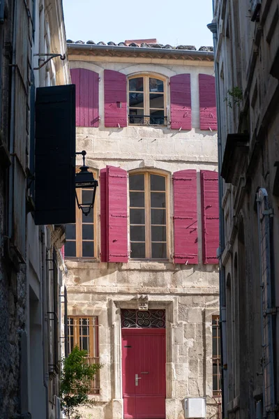 프로방스에 거리와 고대의 프랑스 아를에 집들을 구경할 수있다 — 스톡 사진