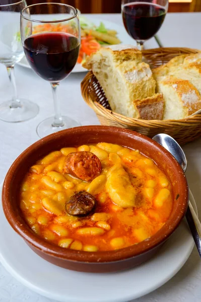 ファバダ アストゥリアナ アストゥリアン ビーン シチュー スペイン アストゥリアン サイダーや赤ワインを添えたホット ヘビー料理 大きな白い豆 — ストック写真