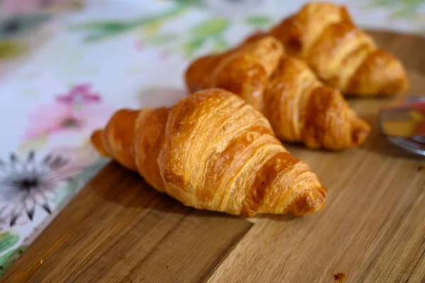 Croissants Recién Horneados Con Mantequilla Servidos Restaurante Para Desayuno Continental — Foto de Stock