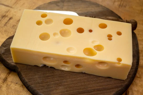 Коллекция Сыра Блок Французского Твердого Сыра Отверстиями Emmentaler Близко — стоковое фото