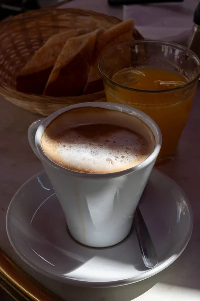 Біла Чашка Кави Лате Подається Кафе Відкритому Повітрі Франції — стокове фото