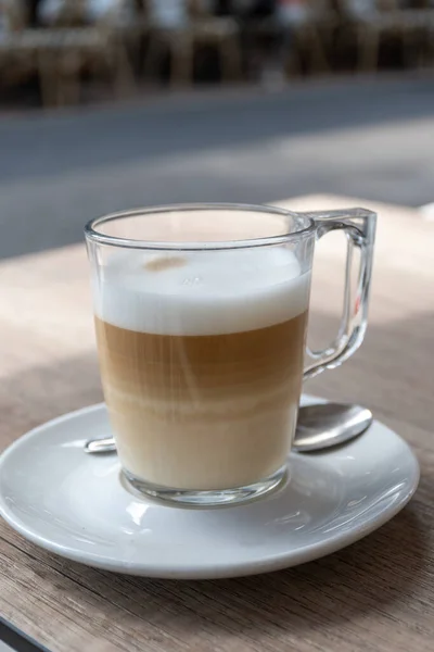 Λευκό Φλιτζάνι Καφέ Latte Σερβίρεται Υπαίθριο Καφέ Στη Γαλλία Close — Φωτογραφία Αρχείου