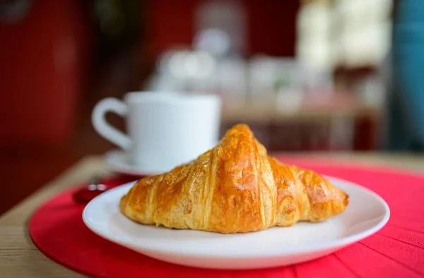Croissant Yang Baru Dipanggang Disajikan Restoran Untuk Sarapan Benua Atau — Stok Foto