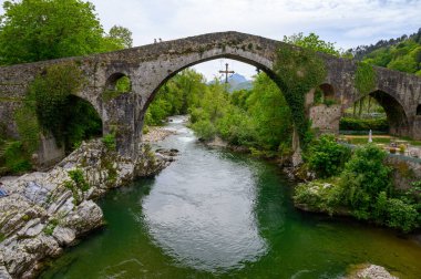 Cangas de Onis, eski Roma harabeleri ve köprüsü olan dağ köyü, Picos de Europa dağları, Asturias, İspanya 'nın kuzeyi.