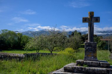 Pilgrimlerin geçişi, Asturias 'ın Yeşil Sahili' nde tatil, İspanya 'nın kuzeyinde kumlu plajları olan Celorio köyü.