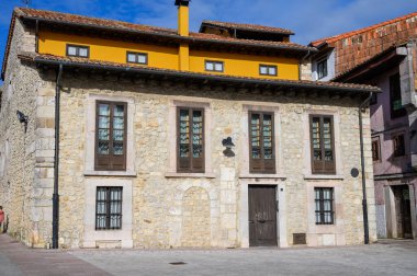 Asturias 'ın Yeşil Sahili' nde tatil, İspanya 'nın kuzeyinde eski limanı olan Llanes turistik şehri manzarası..