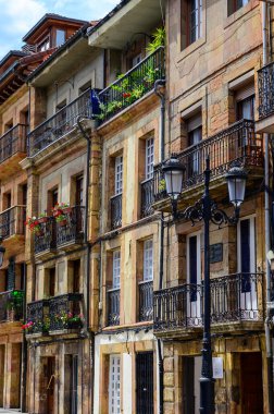 Asturias Prensliği, Oviedo, İspanya 'nın başkentinde eski sokaklarda yürüyorum..