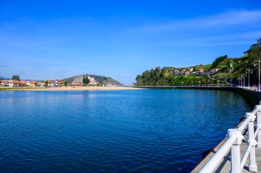 Panoramik manzara, Costa Verde 'de tatil, Asturias' ın yeşil kıyısı, Ribadesella köyü, İspanya 'nın kuzeyindeki kumlu plajlar..