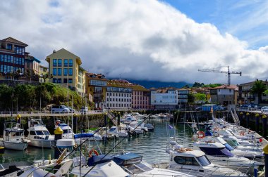 Asturias 'ın Yeşil Sahili' nde tatil, İspanya 'nın kuzeyinde eski limanı olan Llanes turistik şehri manzarası..
