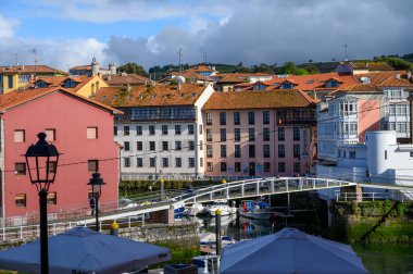 Asturias 'ın Yeşil Sahili' nde tatil, İspanya 'nın kuzeyinde eski limanı olan Llanes turistik şehri manzarası..