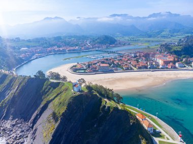 Havadan panoramik manzara, Costa Verde 'de tatil, Asturias' ın yeşil kıyısı, Ribadesella köyü, İspanya 'nın kuzeyinde kumlu plajlar..