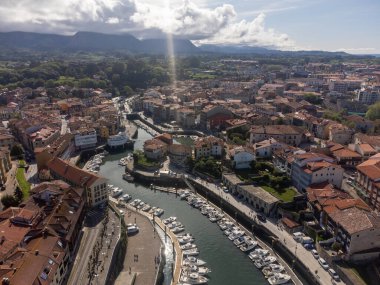 Asturias 'ın Yeşil Sahili' nde tatil, İspanya 'nın kuzeyinde eski limanı olan Llanes turistik şehrinin havadan manzarası..