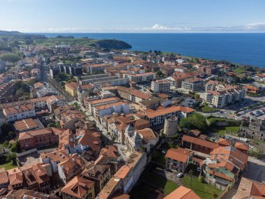 Asturias 'ın Yeşil Sahili' nde tatil, İspanya 'nın kuzeyinde eski limanı olan Llanes turistik şehrinin havadan manzarası..