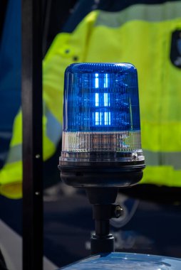 Mavi yanıp sönen lamba operasyon polisi motosikleti.