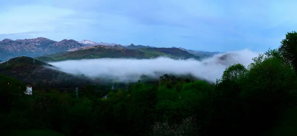 구름낀 스페인 북부의 아스에 지대로 여행하는 피코데 에우로페 — 스톡 사진