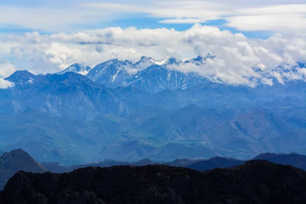 乘坐汽车前往西班牙北部阿斯图里亚斯的山区观看Picos Europa山脉 — 图库照片
