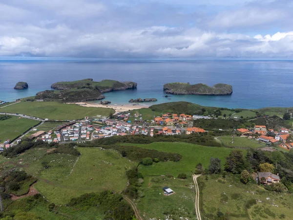 Wakacje Zielonym Wybrzeżu Asturii Widok Lotu Ptaka Wioskę Celorio Piaszczystymi — Zdjęcie stockowe