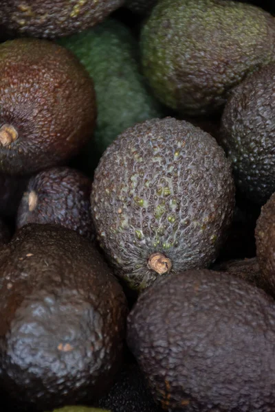 Многие Свежие Зеленые Органические Авокадо Коробке Фермерском Рынке Испании — стоковое фото
