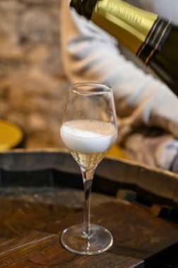 Büyük Cru şarabının tadı köpüklü, köpüklü, köpüklü beyaz şarap Grand Cru şarap üreticisi küçük bir köy olan Cramant, Champagne, Fransa 'daki eski şampanya mağaralarının şampanyası.