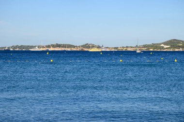 Saint-Tropez Körfezi 'nin mavi suları, yelkenliler, Saint-Tropez evleri, Fransa Provence' de yaz tatili