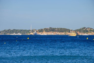 Saint-Tropez Körfezi 'nin mavi suları, yelkenliler, Saint-Tropez evleri, Fransa Provence' de yaz tatili