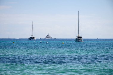 Saint-Tropez yakınlarındaki efsanevi Pampelonne sahilinin berrak mavi suları Fransız Riviera, Fransa, Cote d 'Azur' un beyaz kumlu sahillerinde yaz tatili.